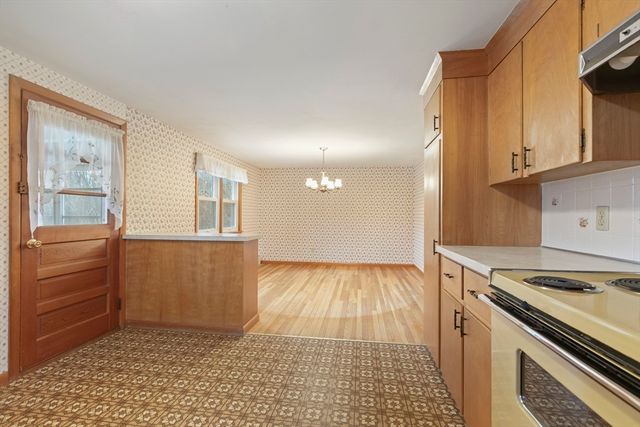 6 Myrtle St, Mendon, MA 01756