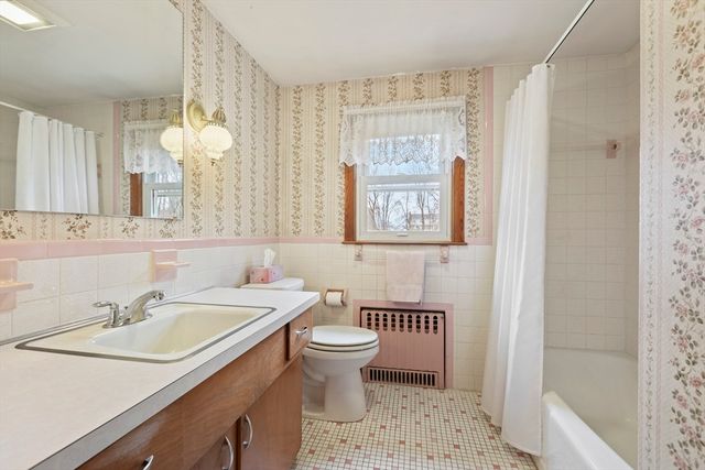 6 Myrtle St, Mendon, MA 01756