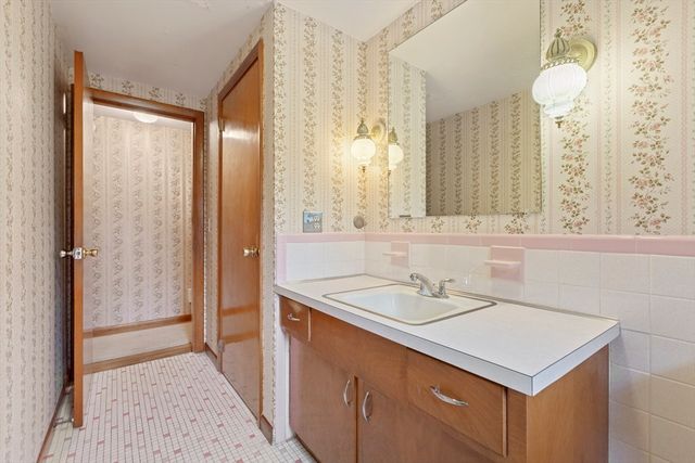 6 Myrtle St, Mendon, MA 01756