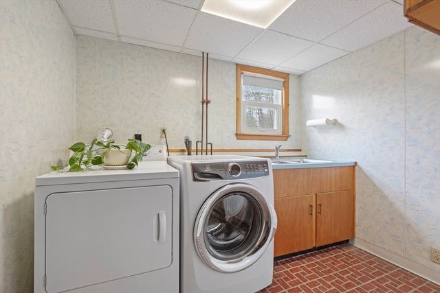 6 Myrtle St, Mendon, MA 01756