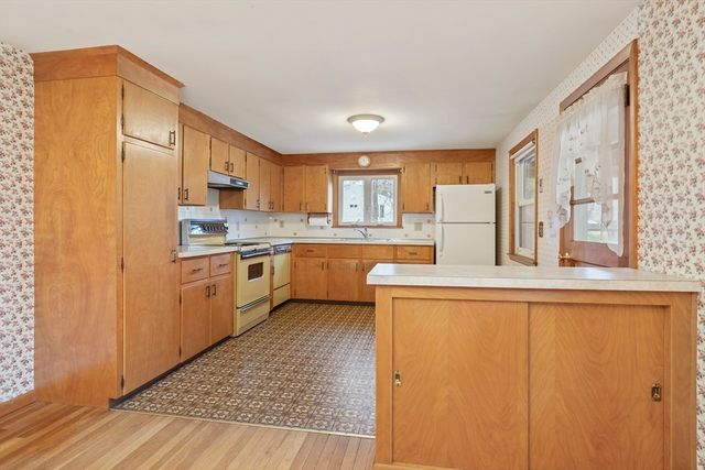 6 Myrtle St, Mendon, MA 01756