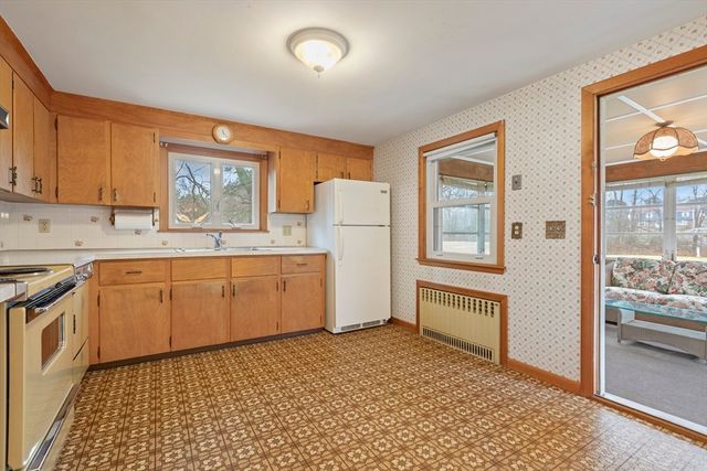 6 Myrtle St, Mendon, MA 01756