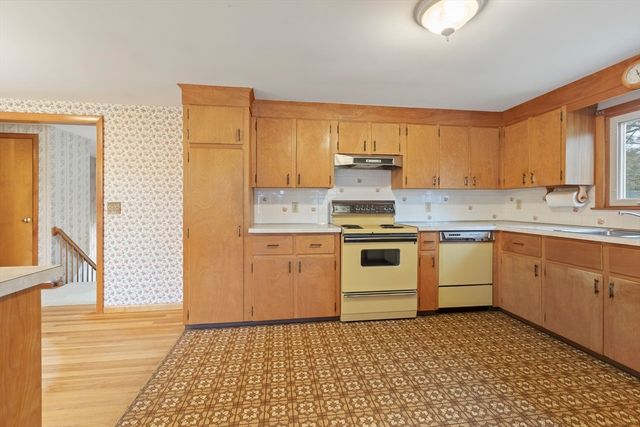 6 Myrtle St, Mendon, MA 01756