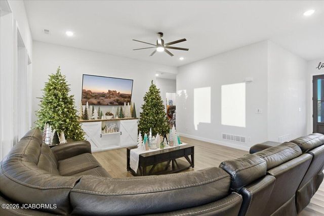19055 S OLD HWY 63, Hartsburg, MO 65039