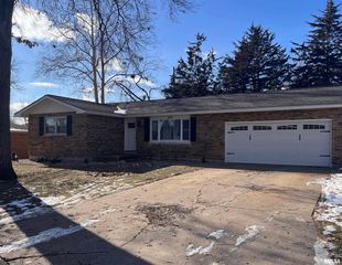 2433 CEDAR CREEK Court, Quincy, IL 62305