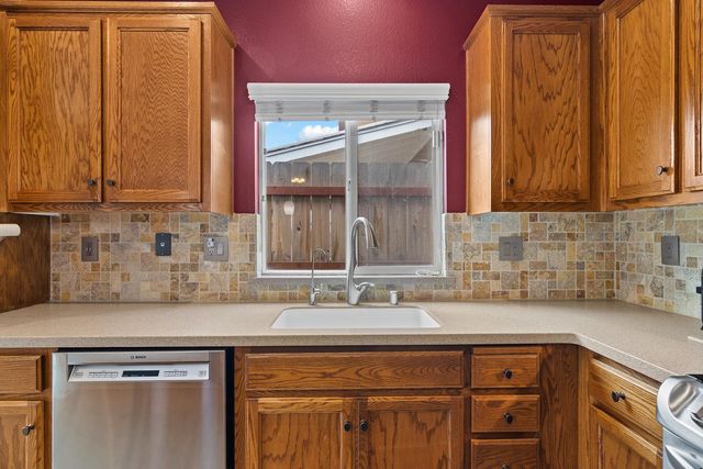 6322 Leaflet Ln, Hughson, CA 95326