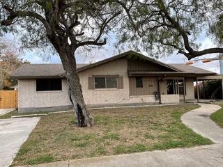 1066 Burkshire Dr, Corpus Christi, TX 78412