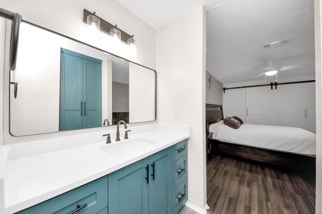 6142 W Airport Boulevard 15, Houston, TX 77035