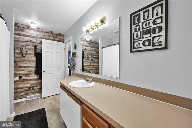 214 WINDING HILL DR, Lancaster, PA 17601