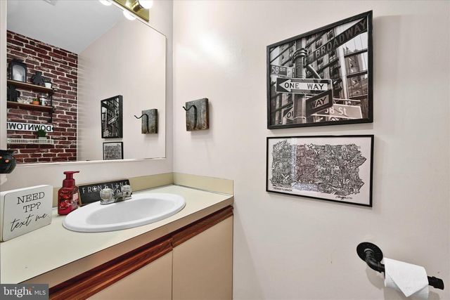 214 WINDING HILL DR, Lancaster, PA 17601