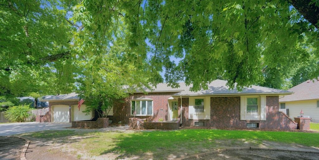1135 N Patrick Henry St, Derby, KS 67037