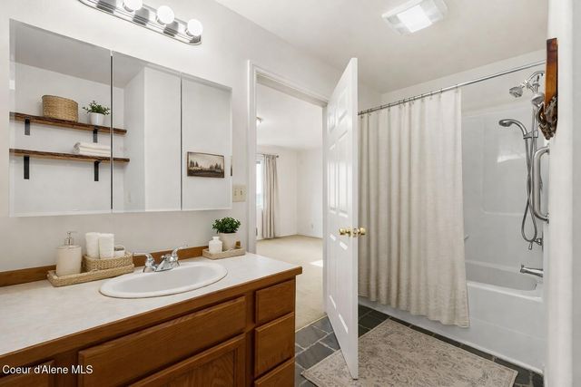 200 Brittany Loop, Kootenai, ID 83840