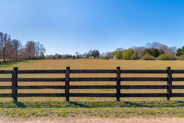 801 Collier Bend Road, Charlotte, TN 37036