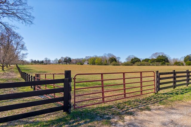 801 Collier Bend Road, Charlotte, TN 37036