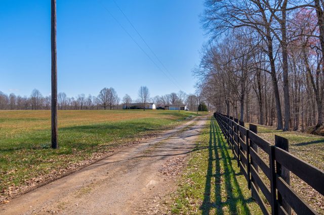 801 Collier Bend Road, Charlotte, TN 37036