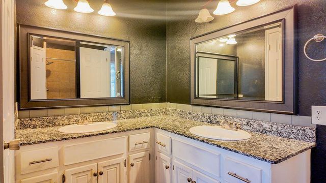 2605 N Lincoln Avenue, Moore, OK 73160