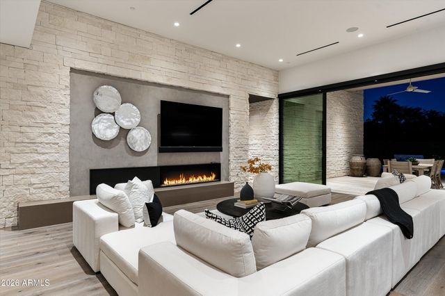 6838 E JOSHUA TREE Lane, Paradise Valley, AZ 85253