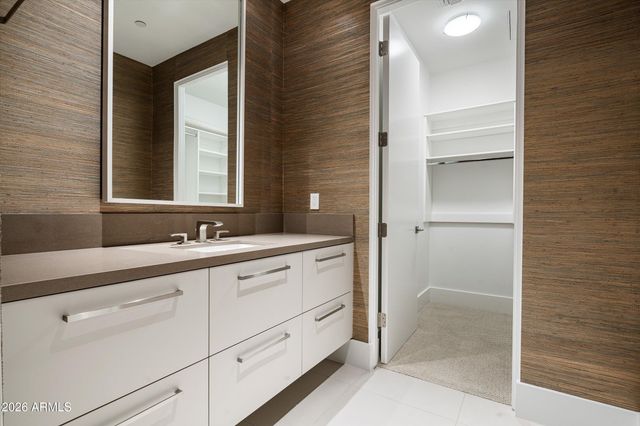 6838 E JOSHUA TREE Lane, Paradise Valley, AZ 85253