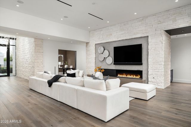 6838 E JOSHUA TREE Lane, Paradise Valley, AZ 85253