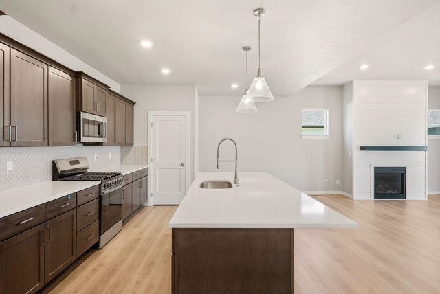1236 N HIGH DESERT Dr, Deer Park, WA 99006