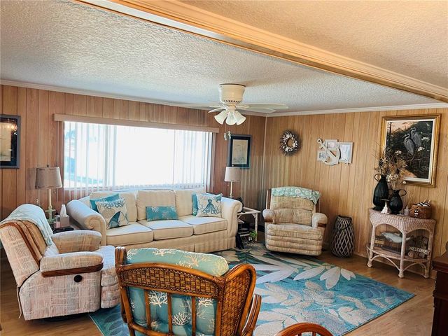 215 RUE DE PARESSE, Tavares, FL 32778