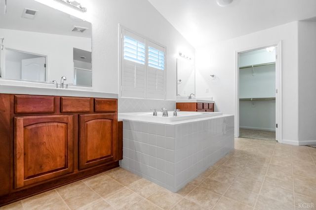 1942 N Sonoma Court, Hanford, CA 93230