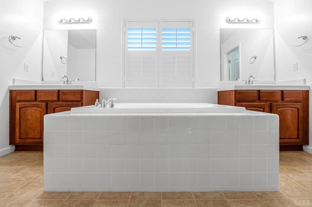 1942 N Sonoma Court, Hanford, CA 93230