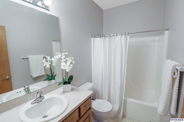 7715 S 94 Street, La Vista, NE 68128