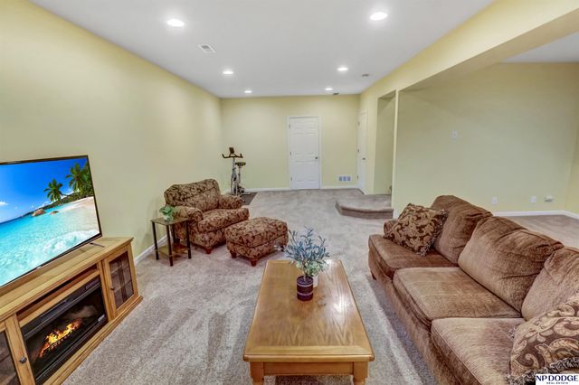 7715 S 94 Street, La Vista, NE 68128