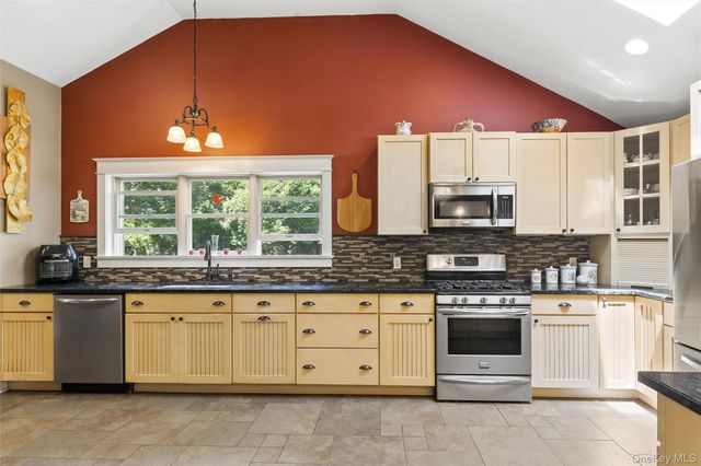 6205 Alvahs Lane, Cutchogue, NY 11935