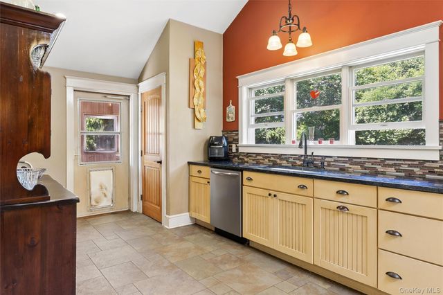 6205 Alvahs Lane, Cutchogue, NY 11935