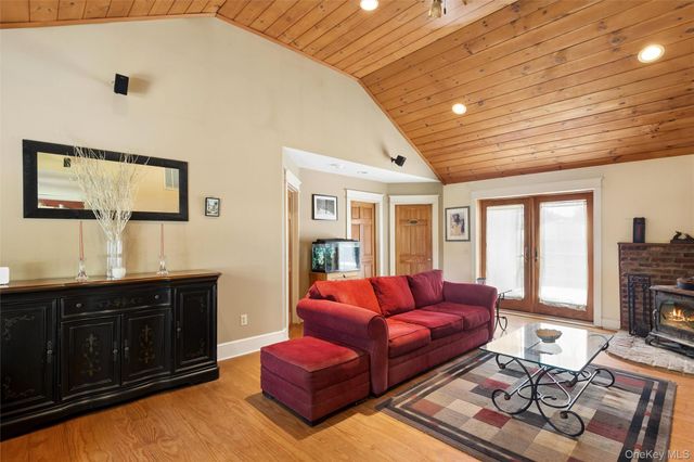 6205 Alvahs Lane, Cutchogue, NY 11935
