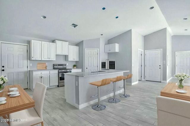 2825 E PUEBLO Avenue, Phoenix, AZ 85040