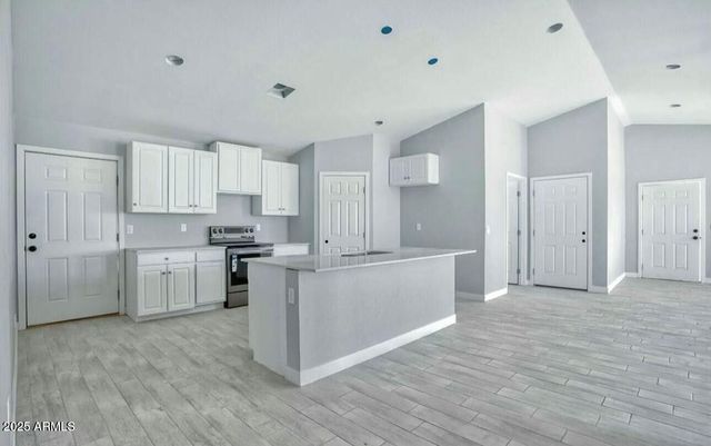 2825 E PUEBLO Avenue, Phoenix, AZ 85040