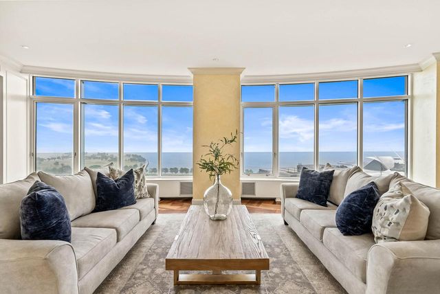825 N Prospect AVENUE #902, Milwaukee, WI 53202