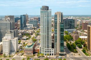825 N Prospect AVENUE #902, Milwaukee, WI 53202