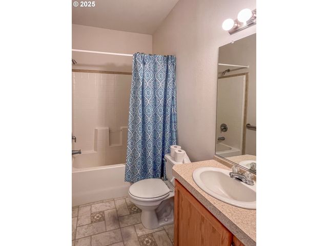 121 MATTHEW LEE Ct, Roseburg, OR 97471