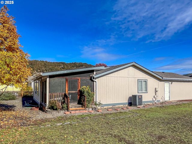 121 MATTHEW LEE Ct, Roseburg, OR 97471