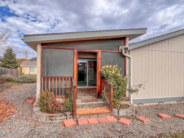 121 MATTHEW LEE Ct, Roseburg, OR 97471