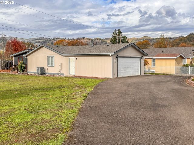 121 MATTHEW LEE Ct, Roseburg, OR 97471