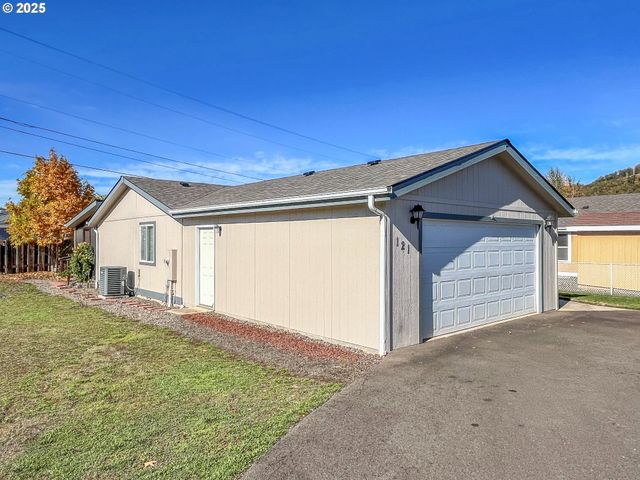 121 MATTHEW LEE Ct, Roseburg, OR 97471