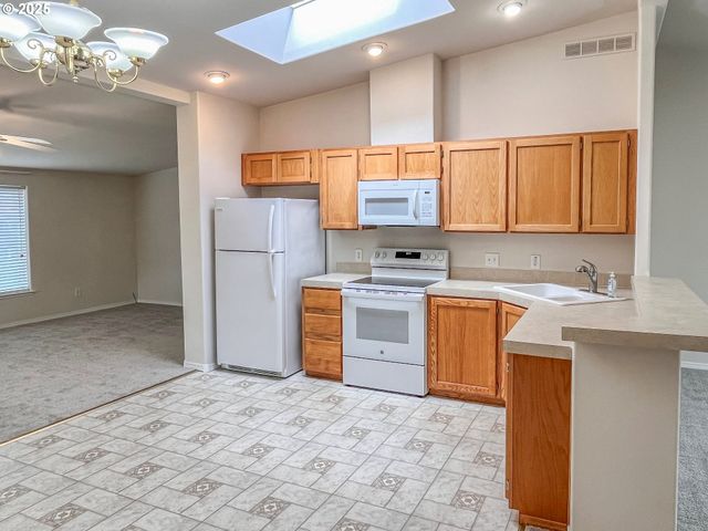 121 MATTHEW LEE Ct, Roseburg, OR 97471