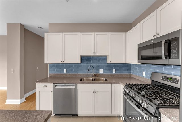 917 W Savidge Street 15, Spring Lake, MI 49456