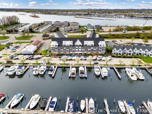 917 W Savidge Street 15, Spring Lake, MI 49456