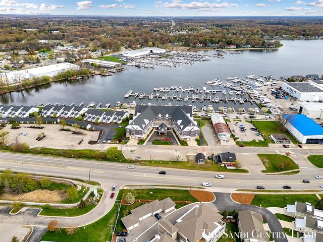 917 W Savidge Street 15, Spring Lake, MI 49456