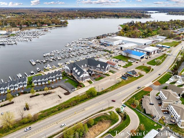 917 W Savidge Street 15, Spring Lake, MI 49456