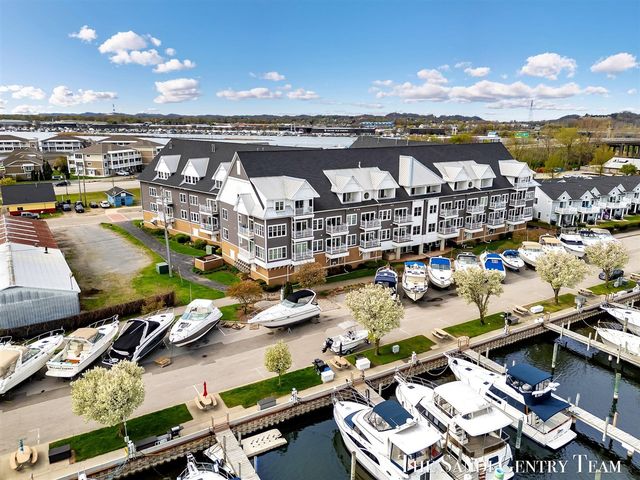 917 W Savidge Street 15, Spring Lake, MI 49456