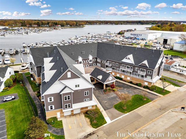 917 W Savidge Street 15, Spring Lake, MI 49456