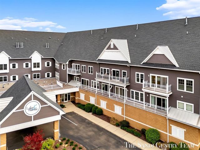 917 W Savidge Street 15, Spring Lake, MI 49456