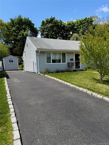 16 Greenway Circle, Syosset, NY 11791